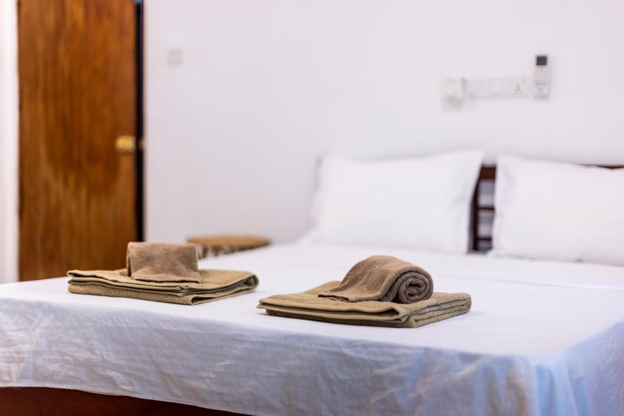 Makai Surf House Hotel Ahangama Buitenkant foto