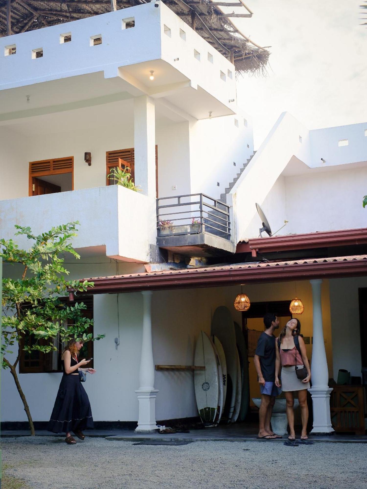 Makai Surf House Hotel Ahangama Buitenkant foto